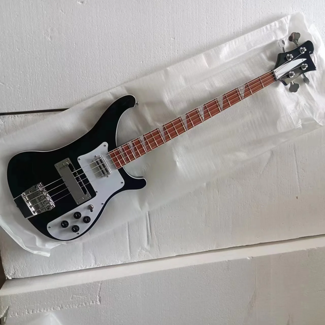 

Factory outlet fast delivery Ricken 4003 Backer Bass Electric Guitar Black Color Chrome Hardware High Quality Guitarra