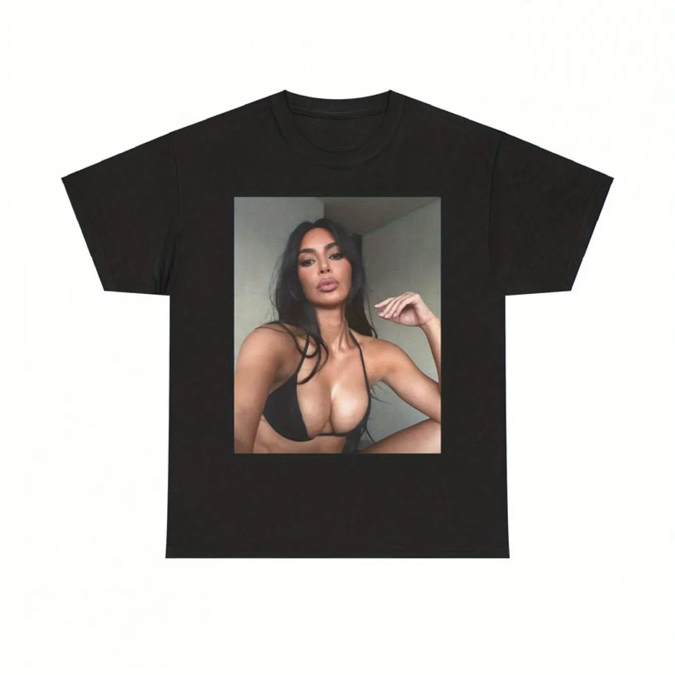 Gemustertes Herren-T-Shirt mit auffälligem weißen Aufdruck von Kim Kardashian. Sommerliches, lockeres und atmungsaktives T-Shirt-Oberteil für Herren und Damen