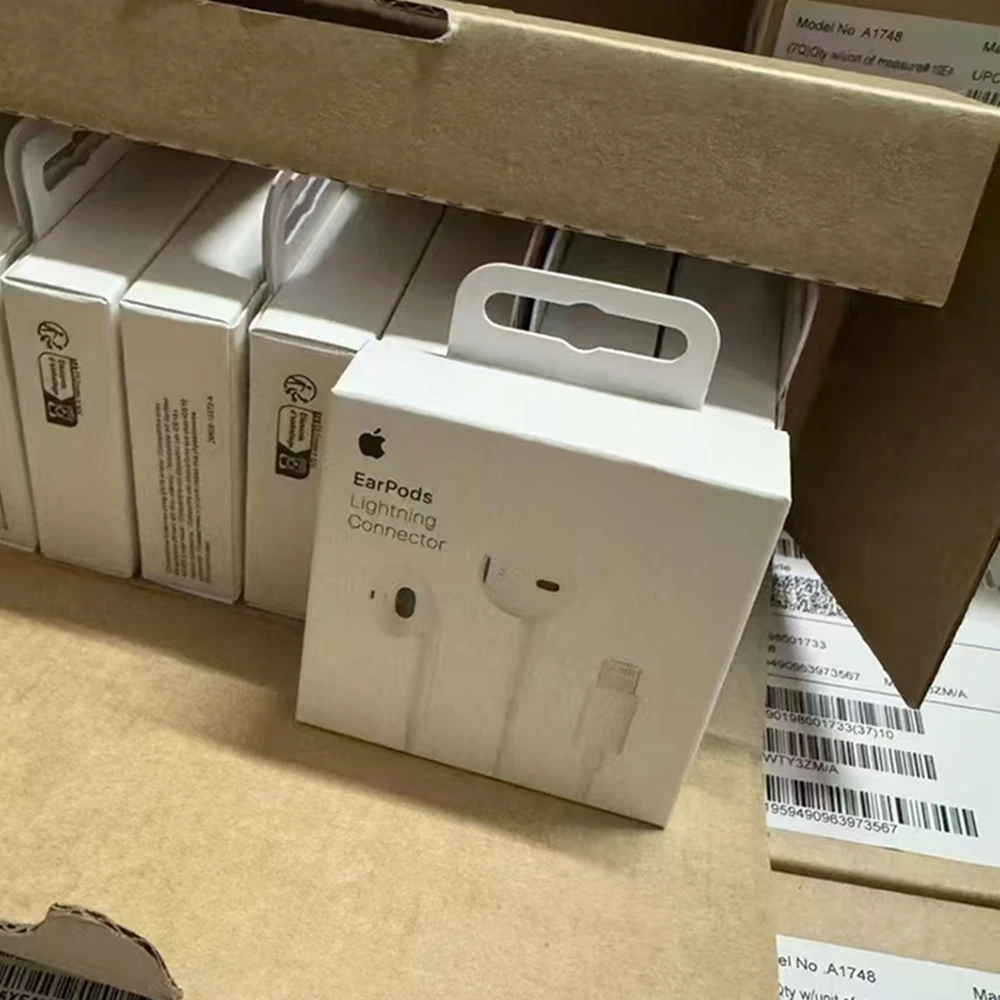 سماعات Apple EarPods مع USB-C أو Lightning أو 3.5...