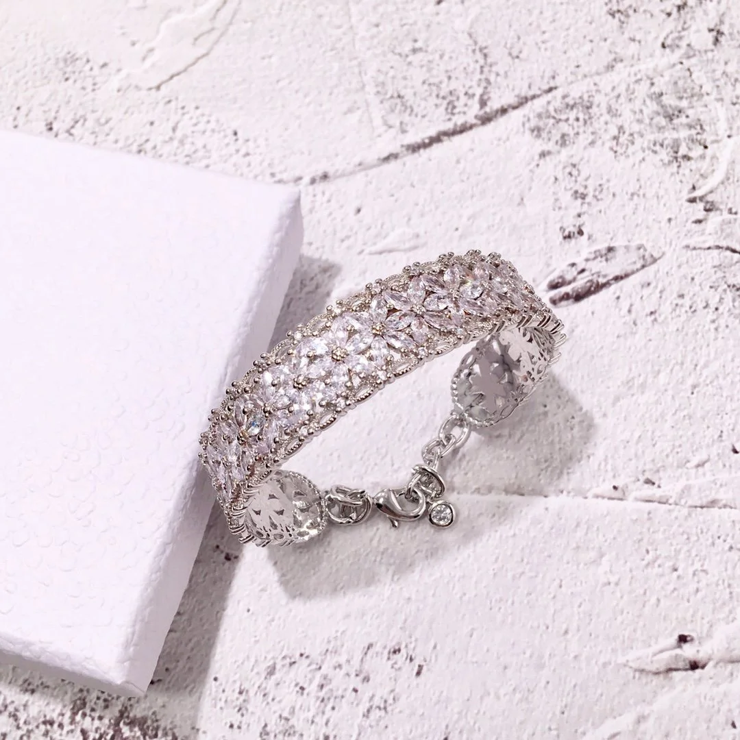 2022 Hot Trend Brand Six Petal Lace Hollowed Out Bracelets Shiny Diamonds Gold Rose Gold SilverEveryday Wear, Party, Birthday 