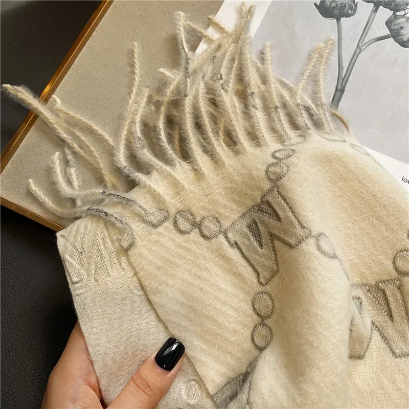 Рисунок 6 - Роскошный фирменный шарф