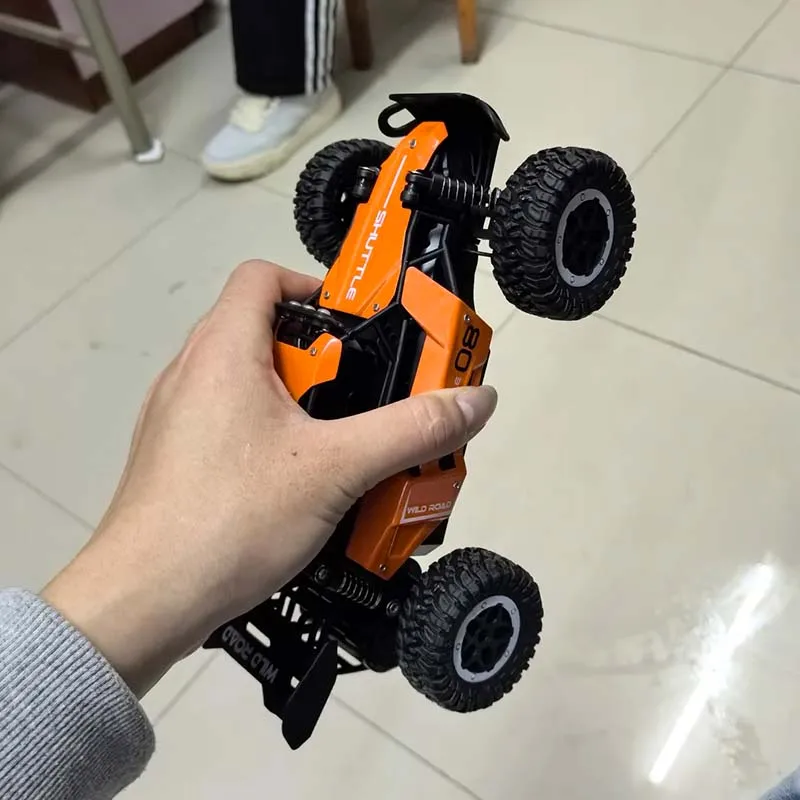 Châssis de la voiture RC 1:16 2.4G haute vitesse en alliage, suspension renforcée et moteur visible pour performances tout-terrain.