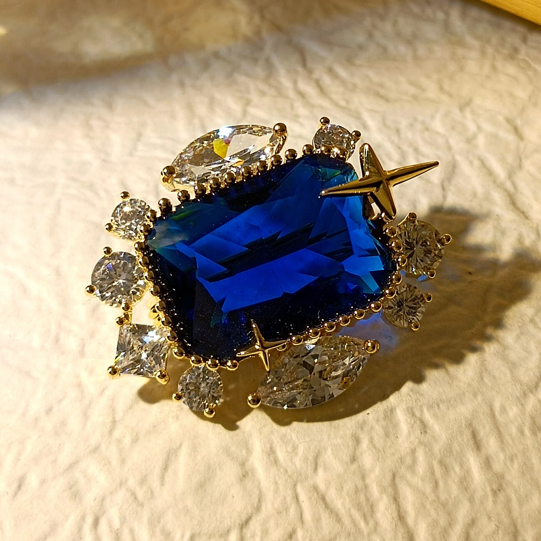 Stunning Cluster Stylish Blue Stone Art Deco Collar Pin Lapel Accessory