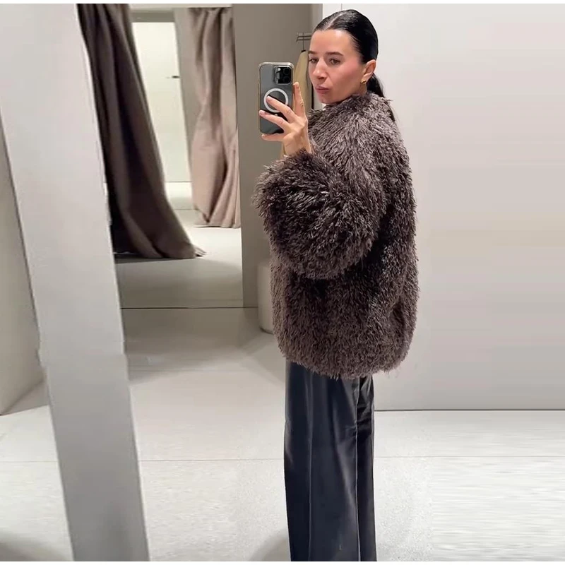 Braune Oversize-Kunstpelzjacke, modisch, O-Ausschnitt, volle Ärmel, einzelner Knopf, flauschige strukturierte Jacke, 2025, Herbst-Winter-DAME, lässige Oberbekleidung – Detail 12