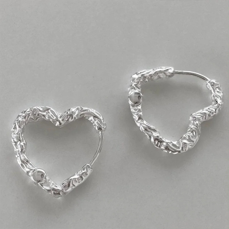 Sexy Vintage Textured Hollow Heart Hoop Earrings for Women Silver Color Gloden Temperament Huggies Jewelry Party Wedding Gifts
