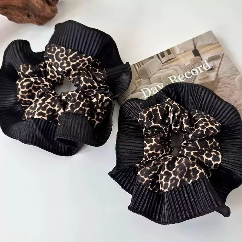Cravatta elastica per capelli con volant con stampa leopardata, un accessorio per capelli da donna alla moda in stile retrò.
