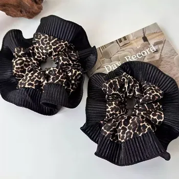 Cravatta elastica per capelli con volant con stampa leopardata, un accessorio per capelli da donna alla moda in stile retrò.