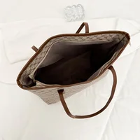 Sac à main vintage de luxe pour femme, imprimé monogramme, rivets, cuir PU, grande capacité, sac fourre-tout à fermeture éclair pour les trajets quotidiens 4