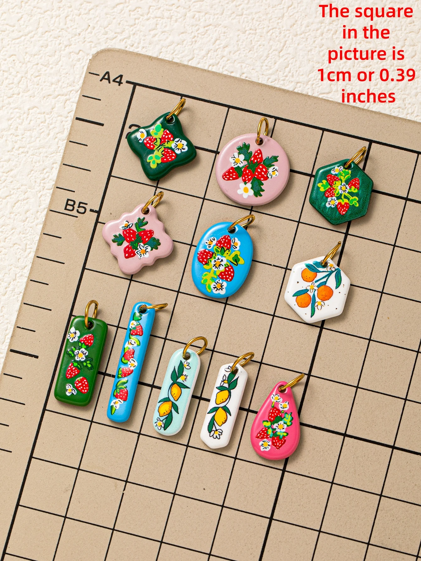 Modische und trendige neue bedruckte Blumen-, Erdbeer-, Orangen-, Zitronen-DIY-Anhänger-Charms für die Schmuckherstellung. – Detail 1