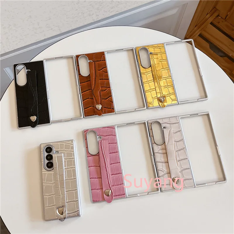 Capa de telemóvel em pele com bracelete coração samsung z fold_voghion.com