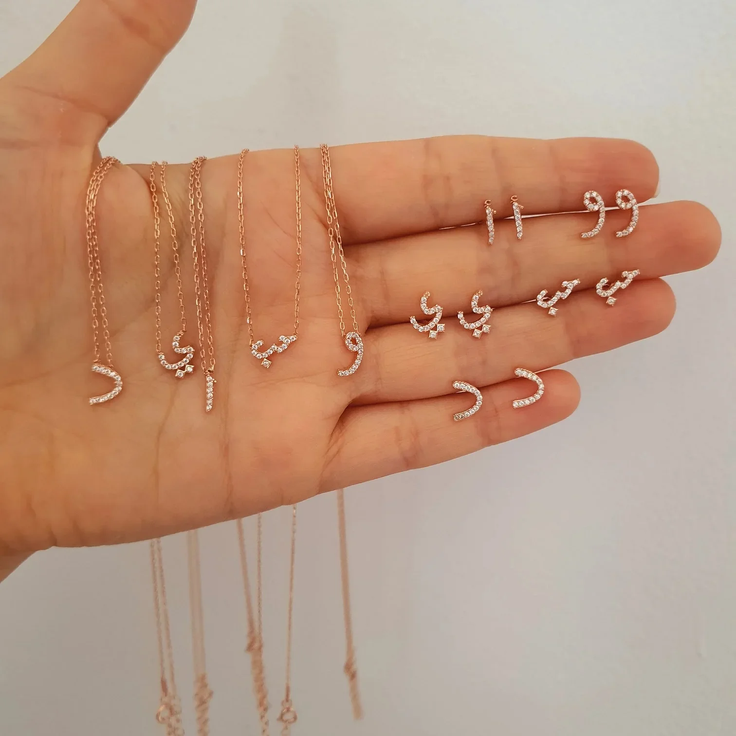 جودة عالية الذهب اللون أزياء المرأة مجوهرات الحد الأدنى مايكرو معبد 5A تشيكوسلوفاكيا لطيف العربية إلكتروني الأبجدية قلادة