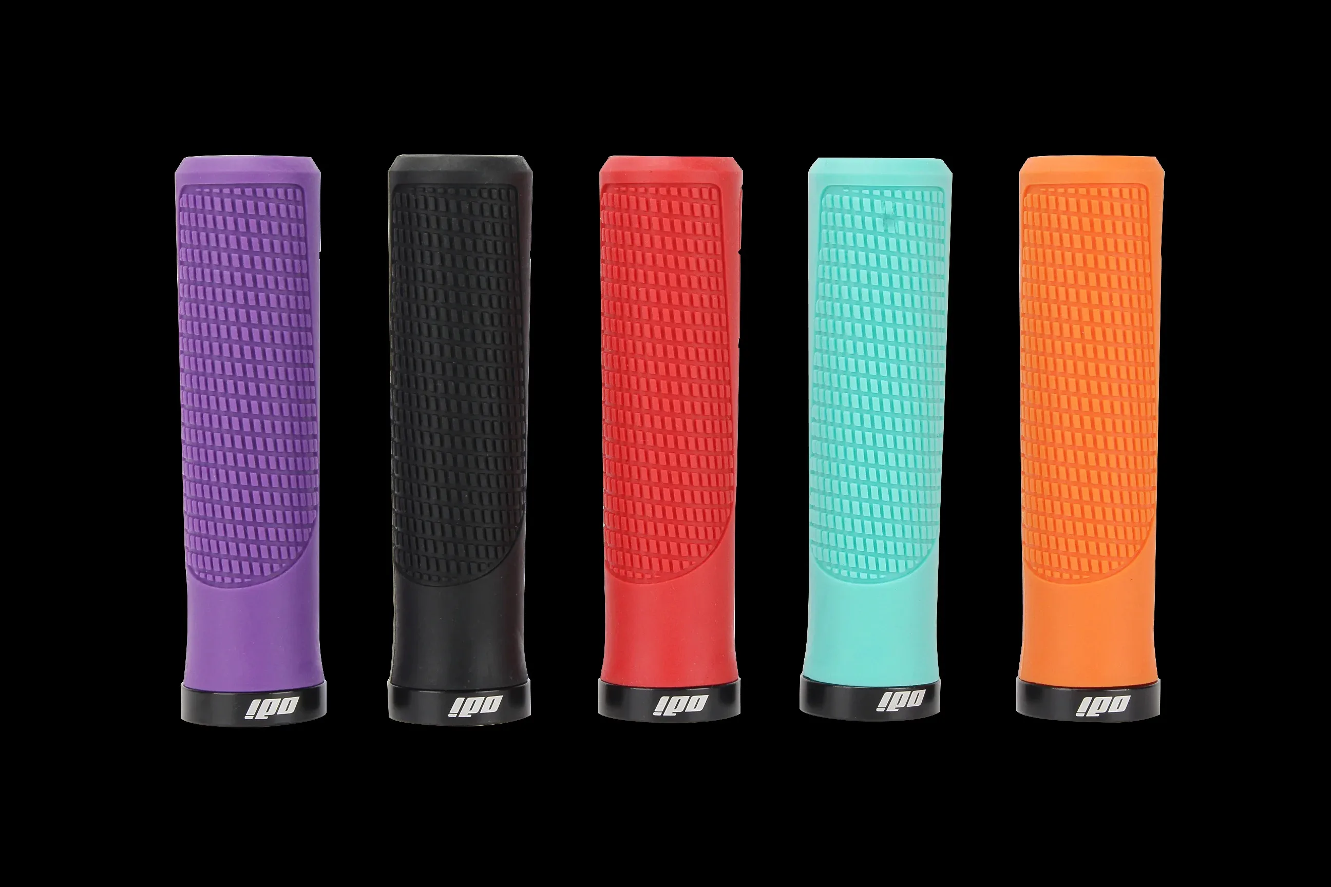 maastopyörän kahvat kiinnitettynä ohjaustankoihin