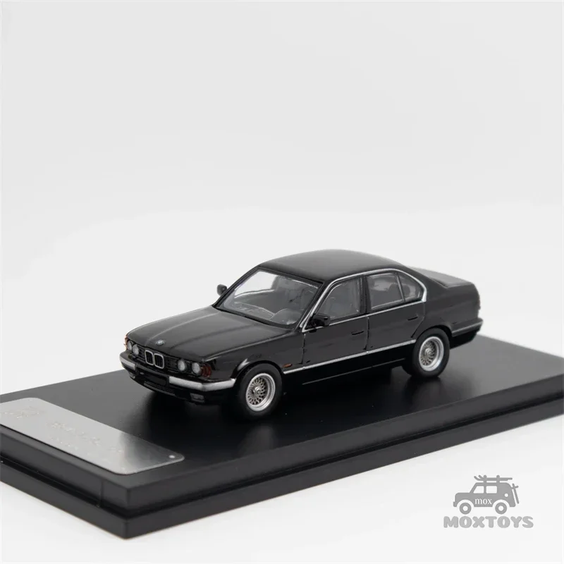 **Pre-Order**DCM 1:64 E34 5-Series Sedan Black / White / Blue limited500 Diecast Model Car