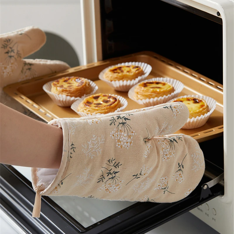 A Set Of Pastoral Style Thickened Insulation Gloves For Oven