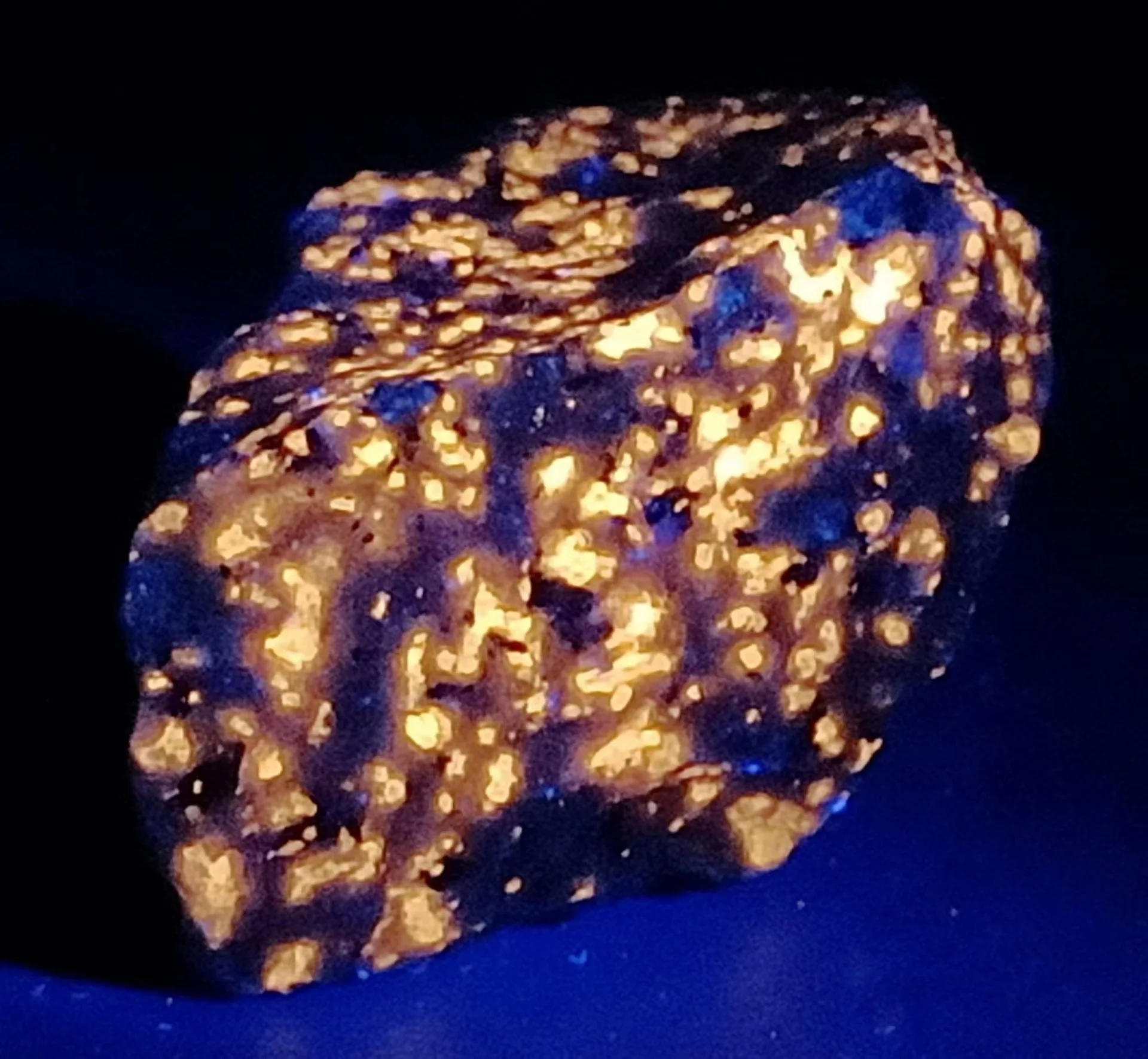 

Natural Flame Stone Fluorescent Stone Energy Reiki Specimen Yooperlite Crystal Aquarium Family Room Decoration Accessories Gem