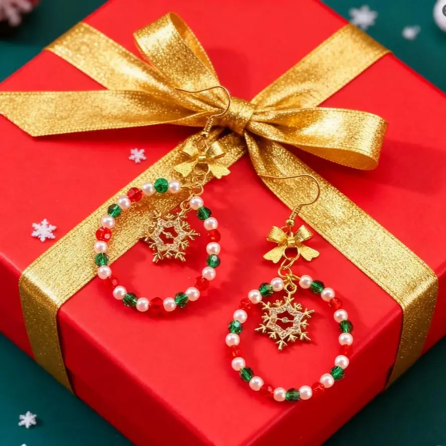 Funkelnde Weihnachts-Schneeflocken-Ohrringe für Frauen, zarte Weihnachtsstern-Reisperlen-Tropfenohrringe, Party-Schmuckzubehör