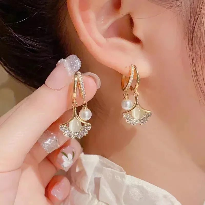 Pendientes de perlas francesas para mujer, aretes ligeros de lujo, hebilla de oreja de hoja de Ginkgo que combina con todo, accesorios de oreja de lujo para personas mayores