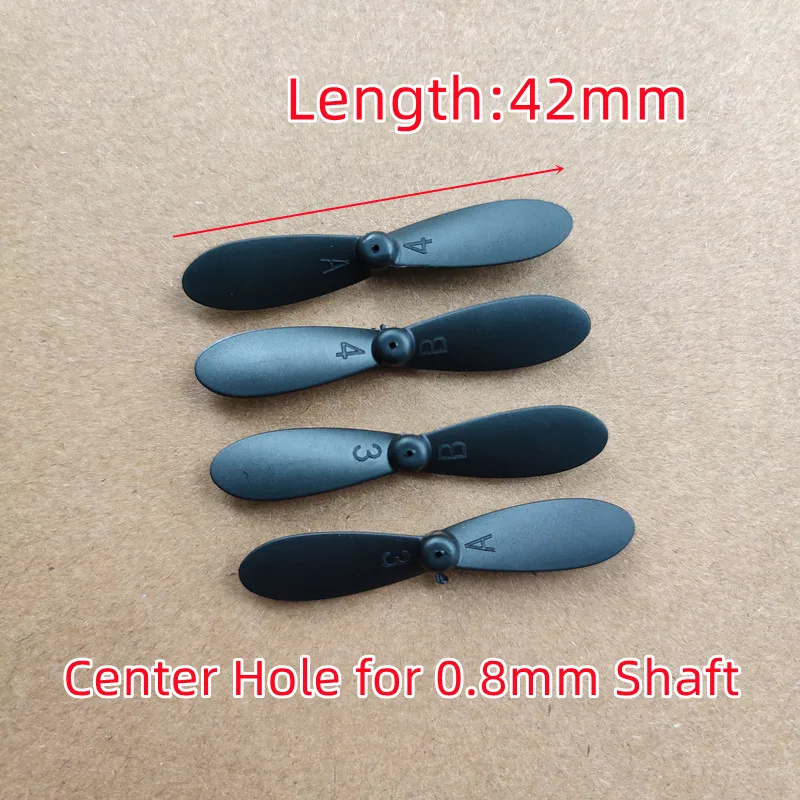 Lot de 8 hélices de drone FPV Micro 30-46mm 0.8mm, disposées en éventail sur fond sombre.