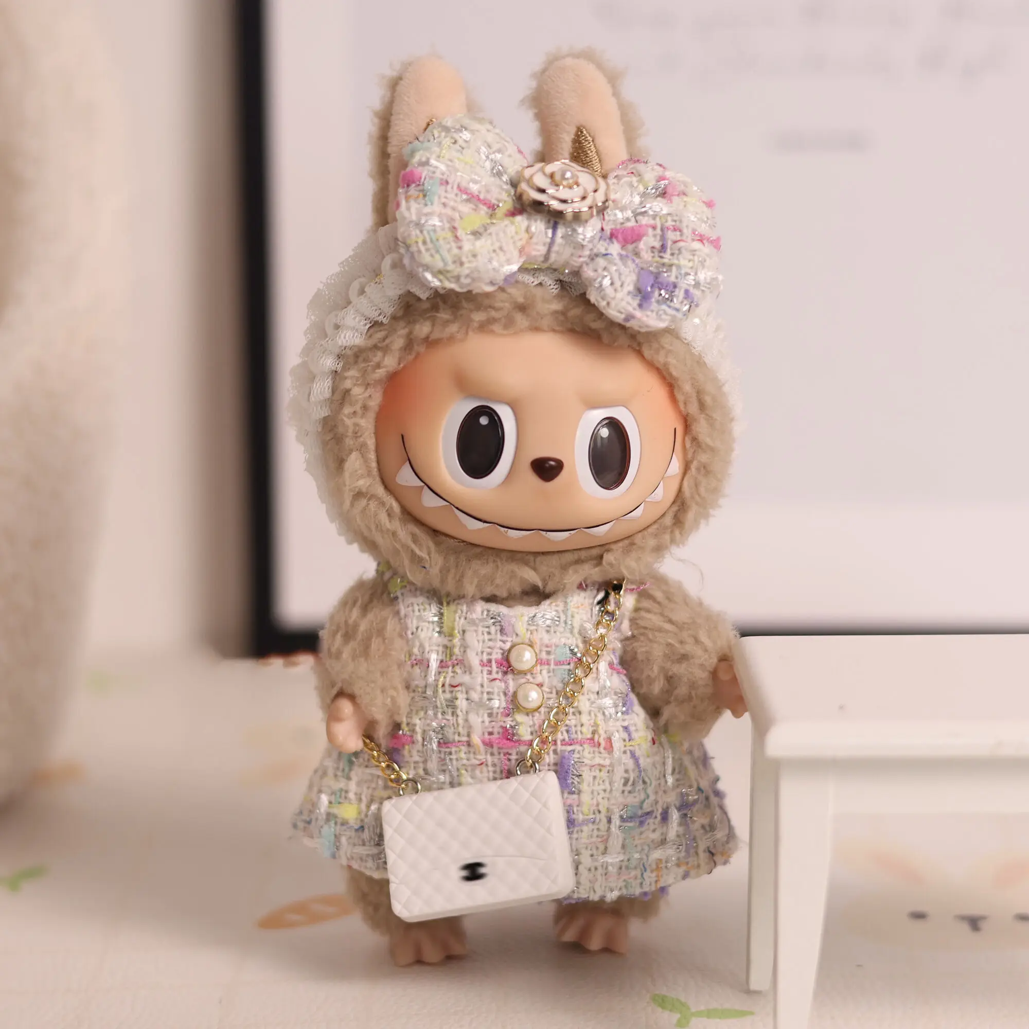thumbnail image 1 of Ropa de muñeca Labubu original de 17 cm con colgante de macarrón con latidos del corazón para bebé, ropa con cara esmaltada, ropa de repuesto de dibujos animados, regalos de decoración, 1 of 5