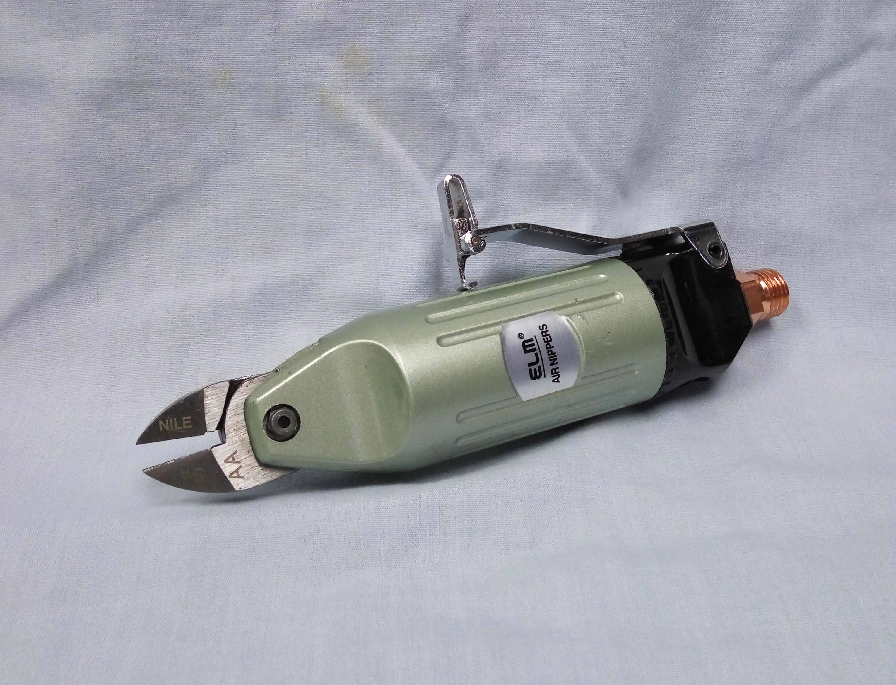 

Air Pressure: 5~6kg/cm2, Shearing Components: 0.1~1.6mm, Jaw Length: 14mm, Pneumatic Scissors, Scissors