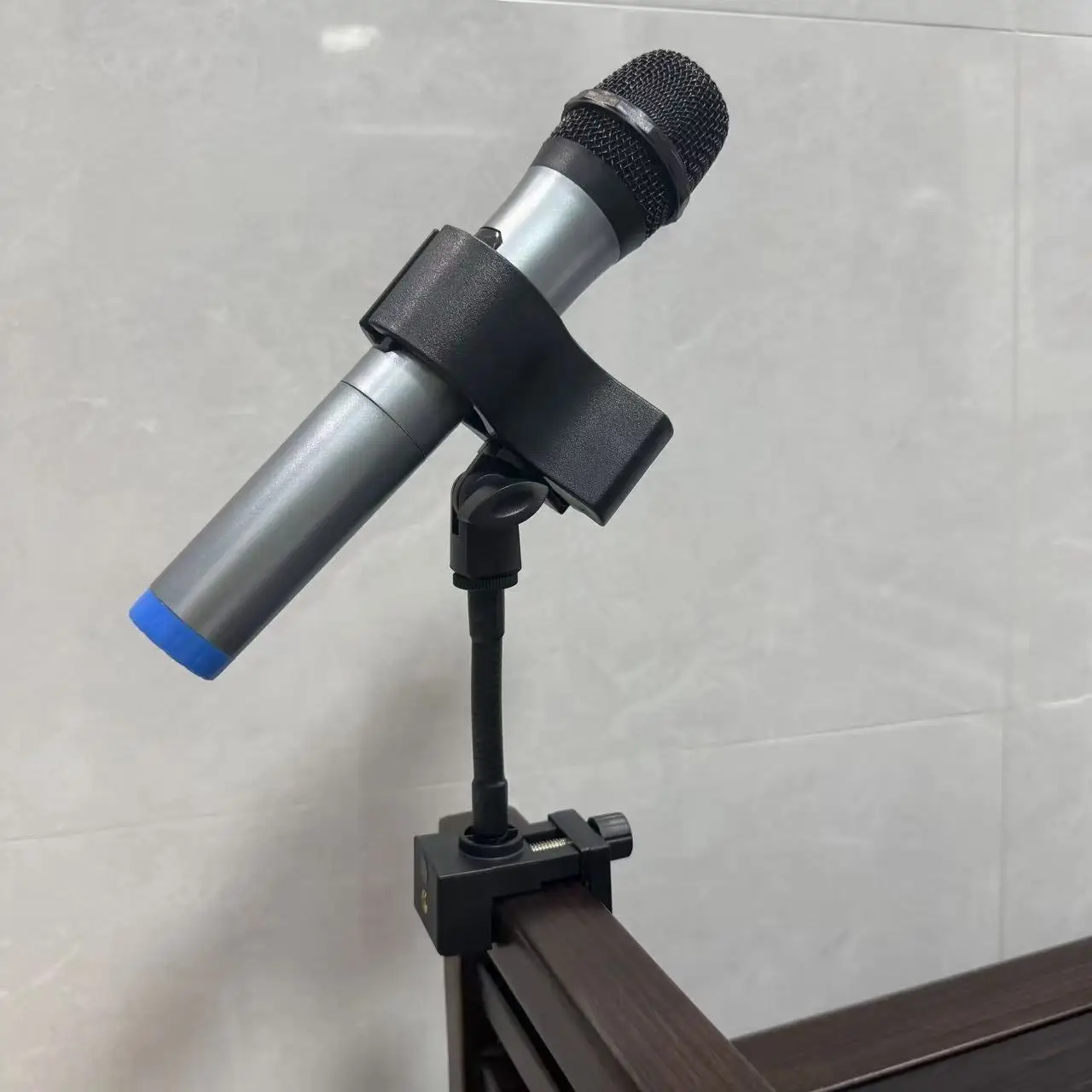 금속 데스크탑 폰 라이브 방송 마이크 클립 360도 회전 나사 고정 테이블 팬 클립 데스크탑 사용을 위한 고정 지지대