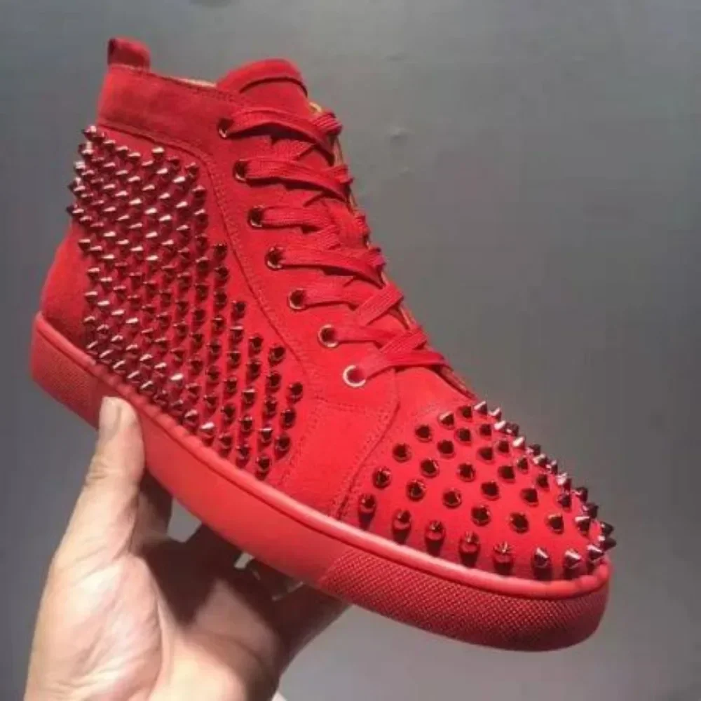 

Designer Leather High Top Men's Shoes Flat Rivet Women's Shoes Youth Casual Sneakers Couples Red Sole Luxury Shoes