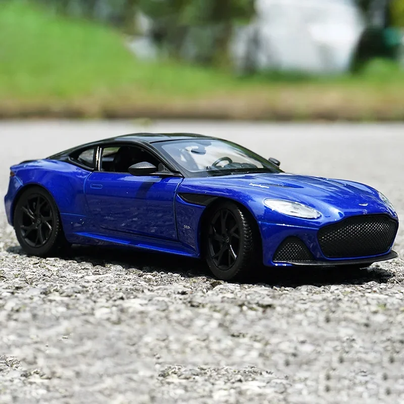 1/24 アストンマーチン（カスタム品） 1/24 アストンマーチン Aston Martin V12 VANQUISH ミニカー