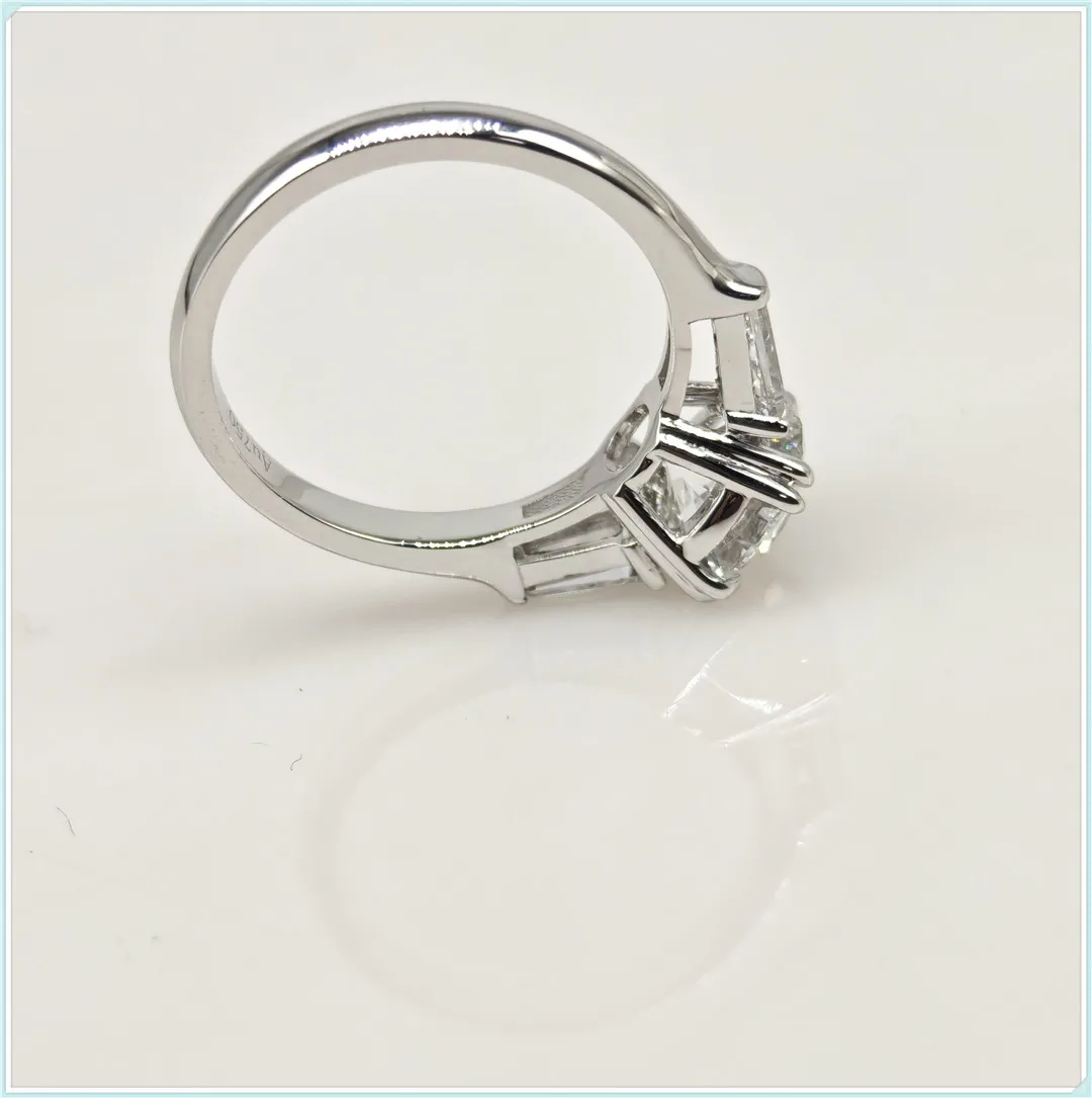 IGI HPHT CVD 인공 다이아몬드 결혼 반지, 18K 금 재배 다이아몬드 라운드, 3 스톤 다이아몬드 반지
