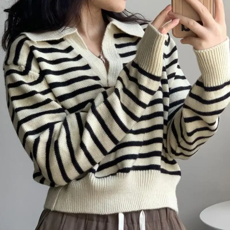 

Autumn long Sleeved Sweater For Women V-neck Striped Contrast Pullover Loose Bat Sleeved Sweater Korean Knitted Short Tops