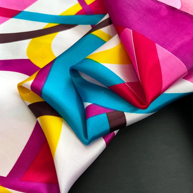 2025 Nuovo Sciarpa di seta quadrata di lusso per le donne Fasce per capelli Hijab Fazzoletto da collo Scialle di raso femminile Nastro Fascia per il collo Bandana di moda 6