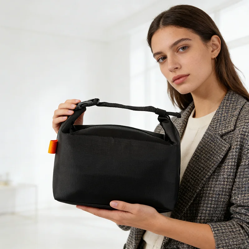 Stylish and Practical Insulated Lunch Bag with Spacious Capacity
