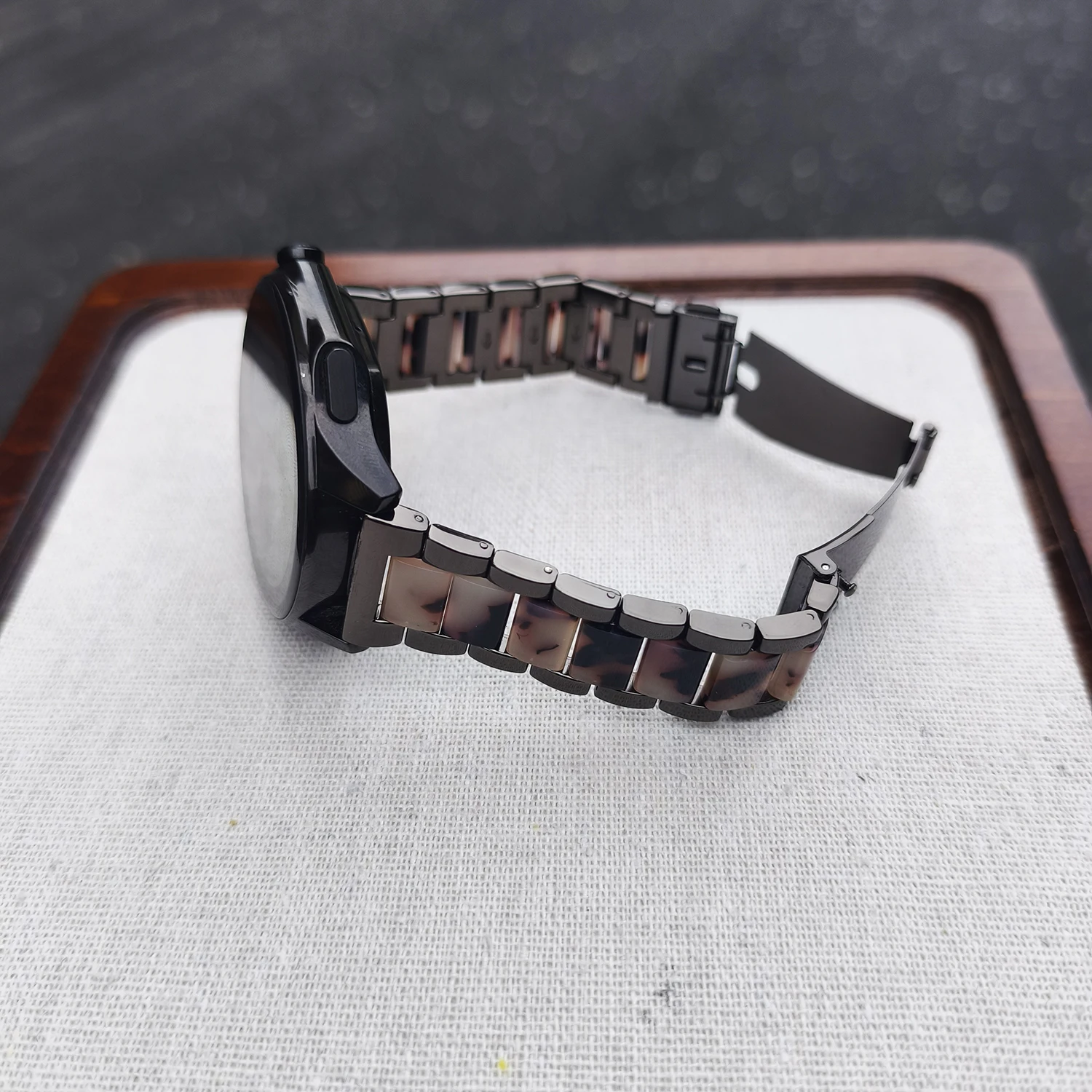 Universal 22mm Resin Metal Watch Strap - Simple and Versatile Design