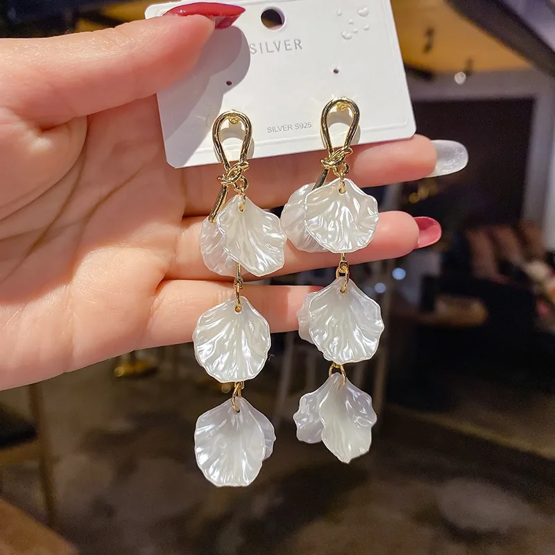 Korean White Acrylic Flower Petal Drop Earrings For Women's Fashion Statement Shell Flower Trend Alloy Pendant Earring Jewellery