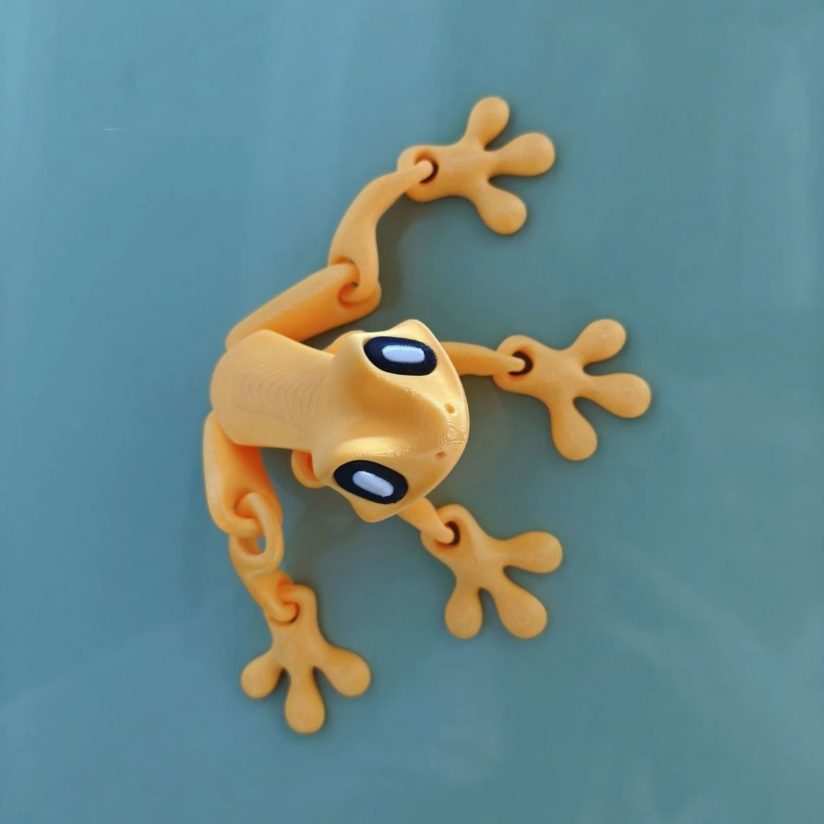 3D Printed Articulated Tree Frog Ornament – Versatile Home and Office Decor Magnet