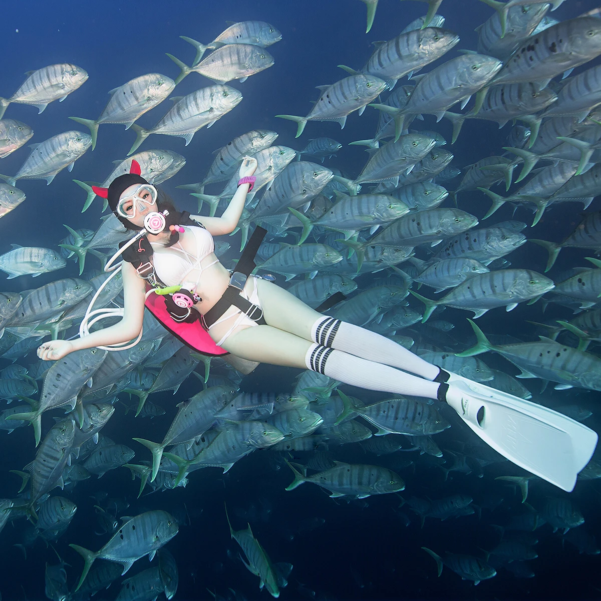 スキューバダイビング用の男性と女性用のフード付きスキューバ