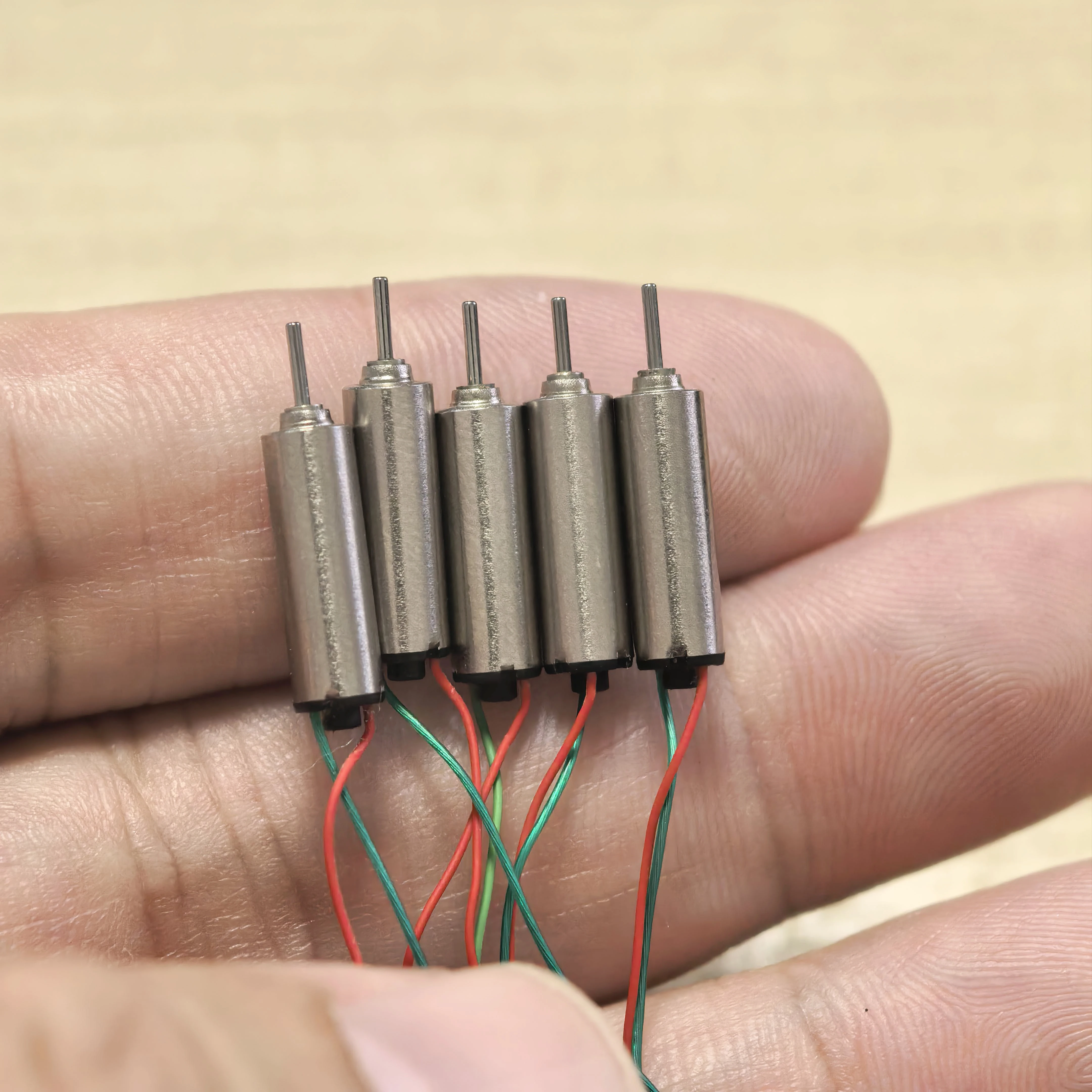 Cinq moteurs sans noyau 412 Tiny 4x12mm 3.7V haute vitesse pour drone RC, alignés sur fond blanc.