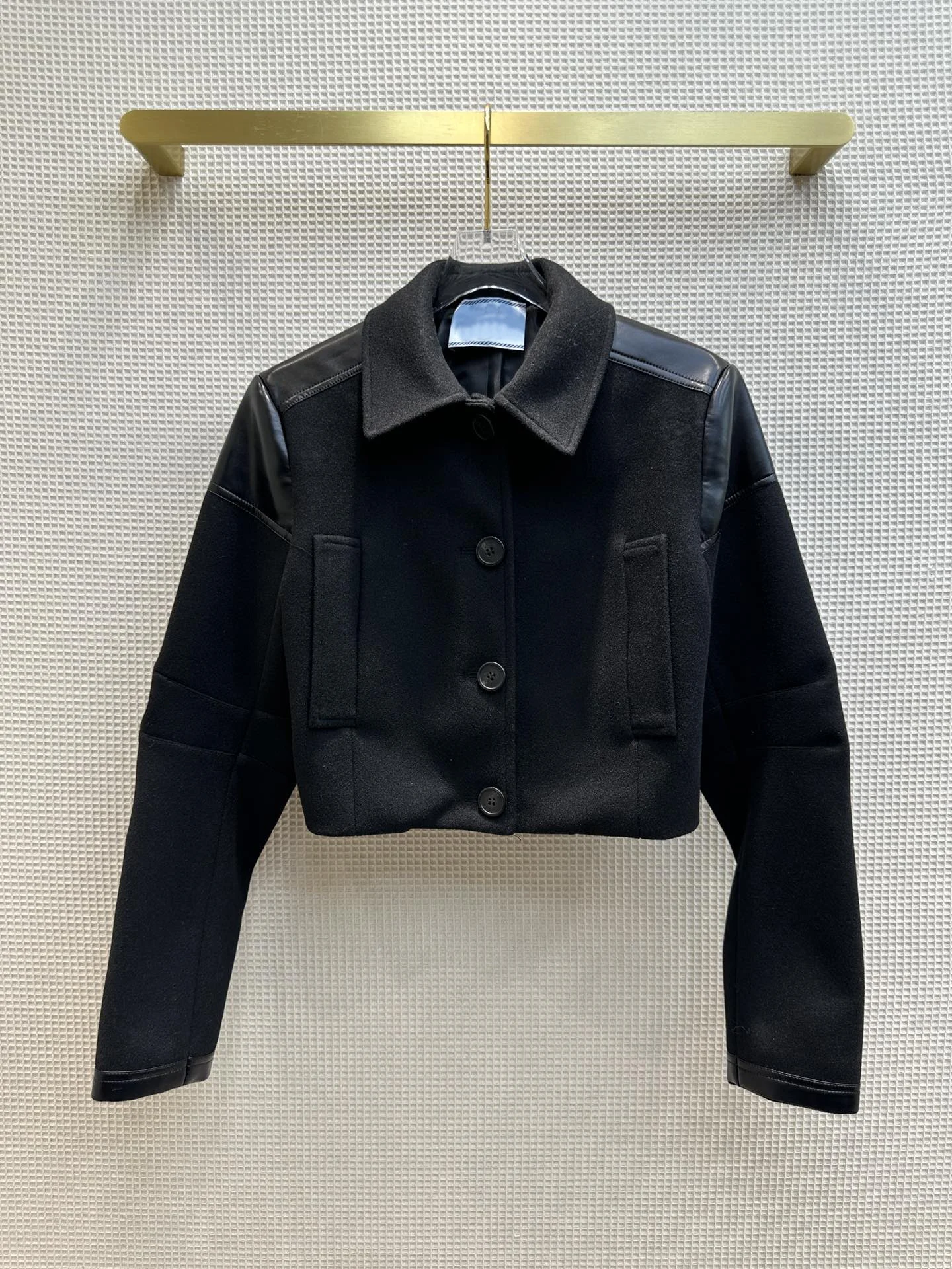 

2023Early fall new leather lapel wool coat wool fabric short lapel three-dimensional cut9.12