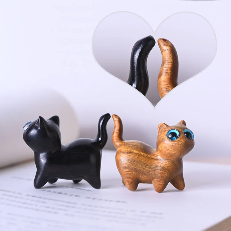 木製招き猫置物、緑檀彫刻猫フィギュア、かわいい斜め頭猫