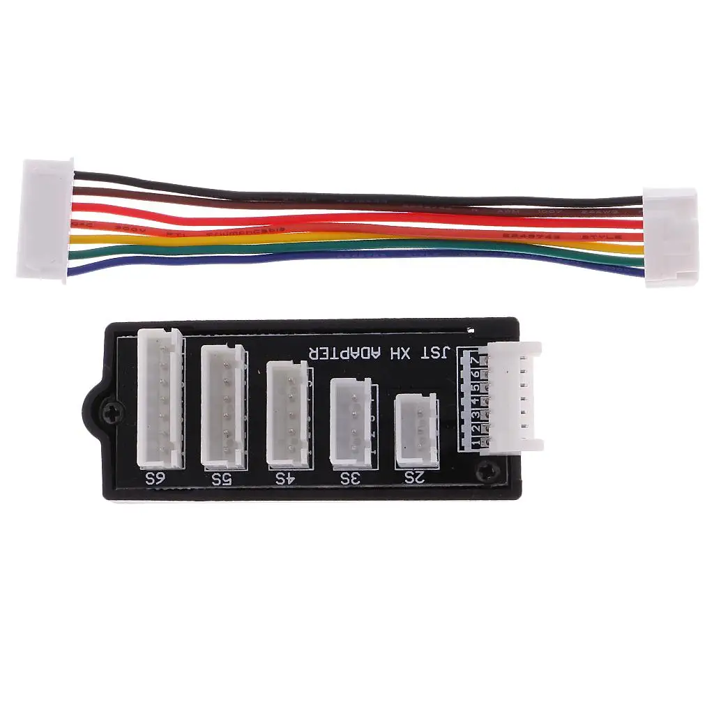 Adaptateur charge équilibre JST XH 6S posé à côté d'une batterie LiPo 6S, prêt à l'emploi.