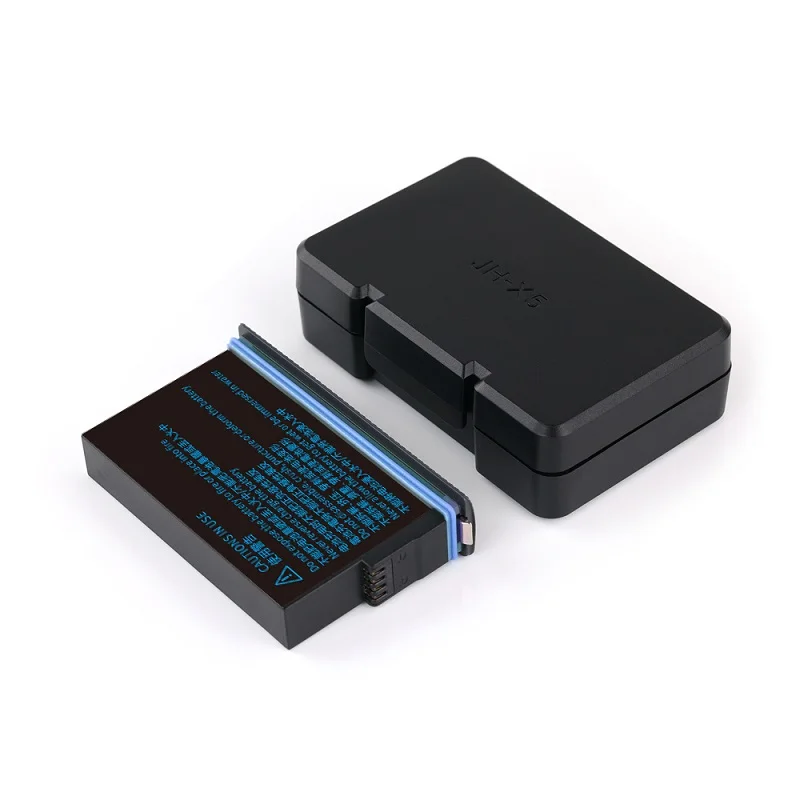 Caméra action 360° fixée sur un support, avec hub et batteries visibles en arrière-plan.