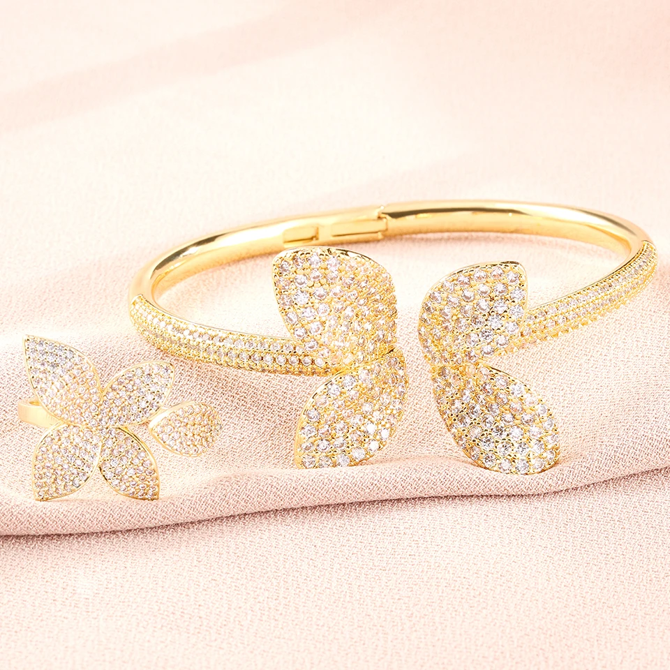 סט צמיד וטבעת זירקון פרחוני מפואר הוא תכשיט מודרני לנשים ללבישה במסיבות ובנקטים