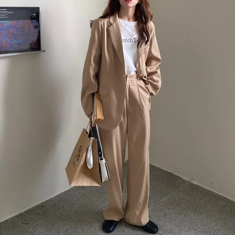 Рисунок 5 - Элегантный деловой костюм из блейзера