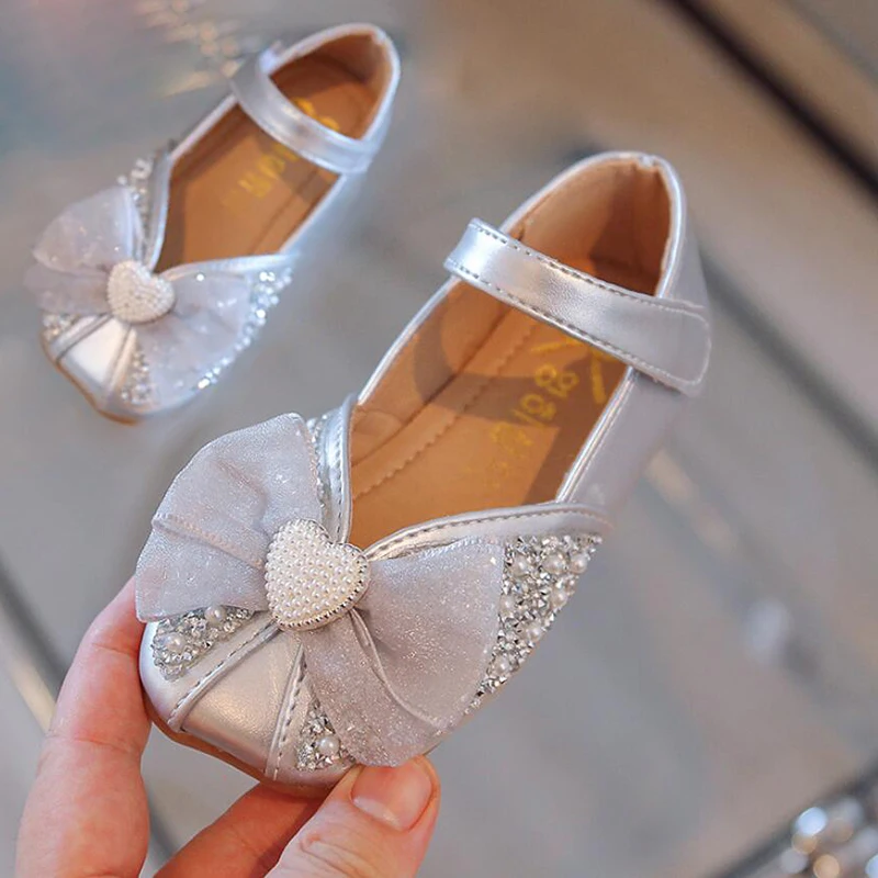 

Kids Girls' Sweet Korean Princess Shoes Children's Girls Baby Silver Bow-knot Pearls Leather Shoes Wedding Party Shoes New 2022