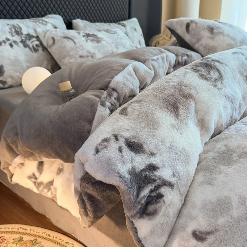 2025 new simple and cute polka dot milk fleece bed four-piece set autumn and winter thickened warm bedding four-piece set 3