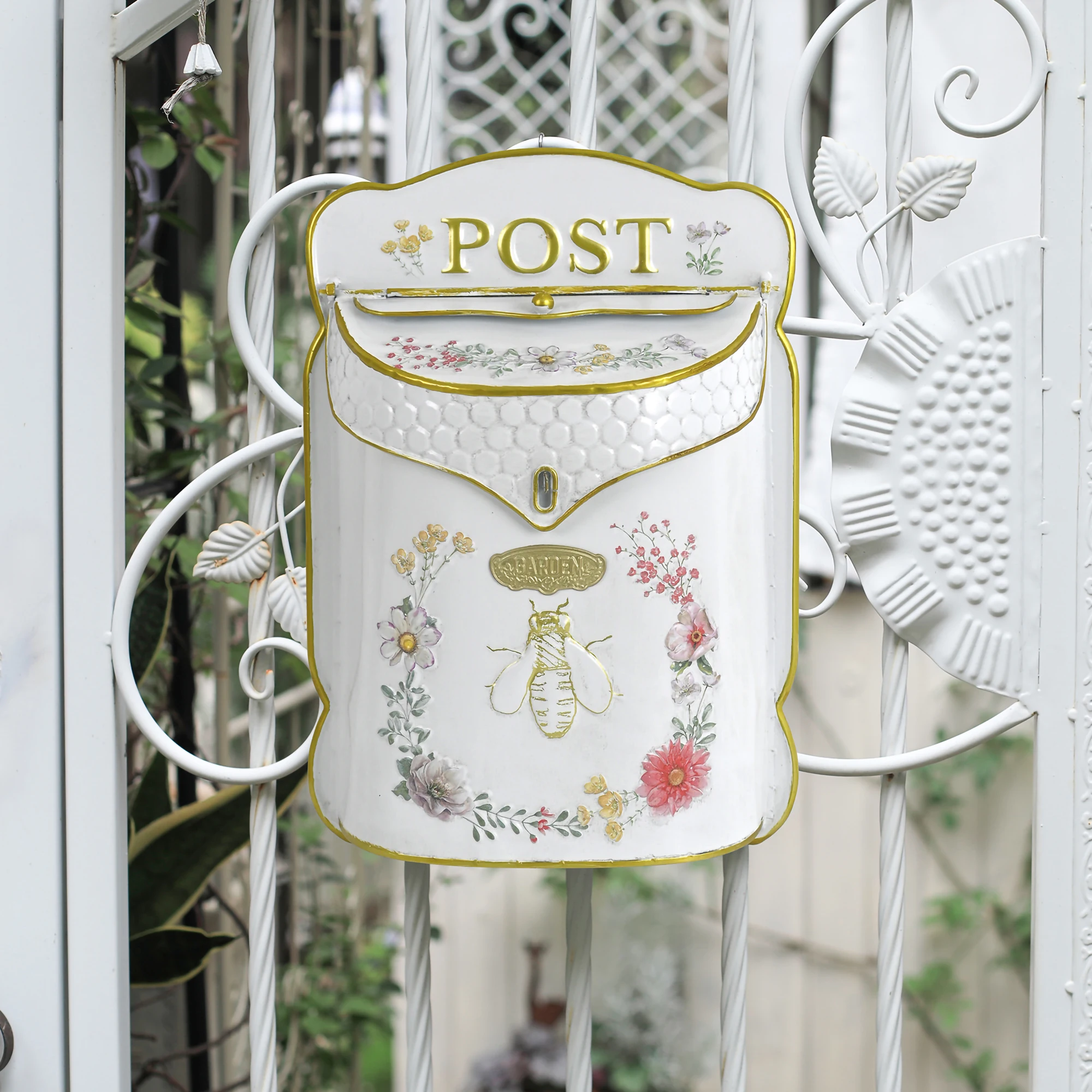 Outdoor Vintage style Mailbox, Bee Pattern Rectangle Wall Post Box, Home Decoration Metal Garden Mailbox