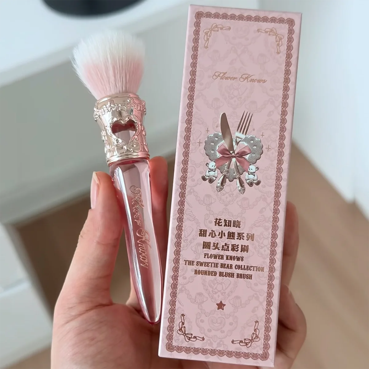 스위티 베어 컬렉션 라운드 블러쉬 브러쉬 (플라워 노즈) - 초보자를 위한 귀여운 곰돌이 디자인의 부드럽고 풍성한 휴대용 메이크업 브러쉬