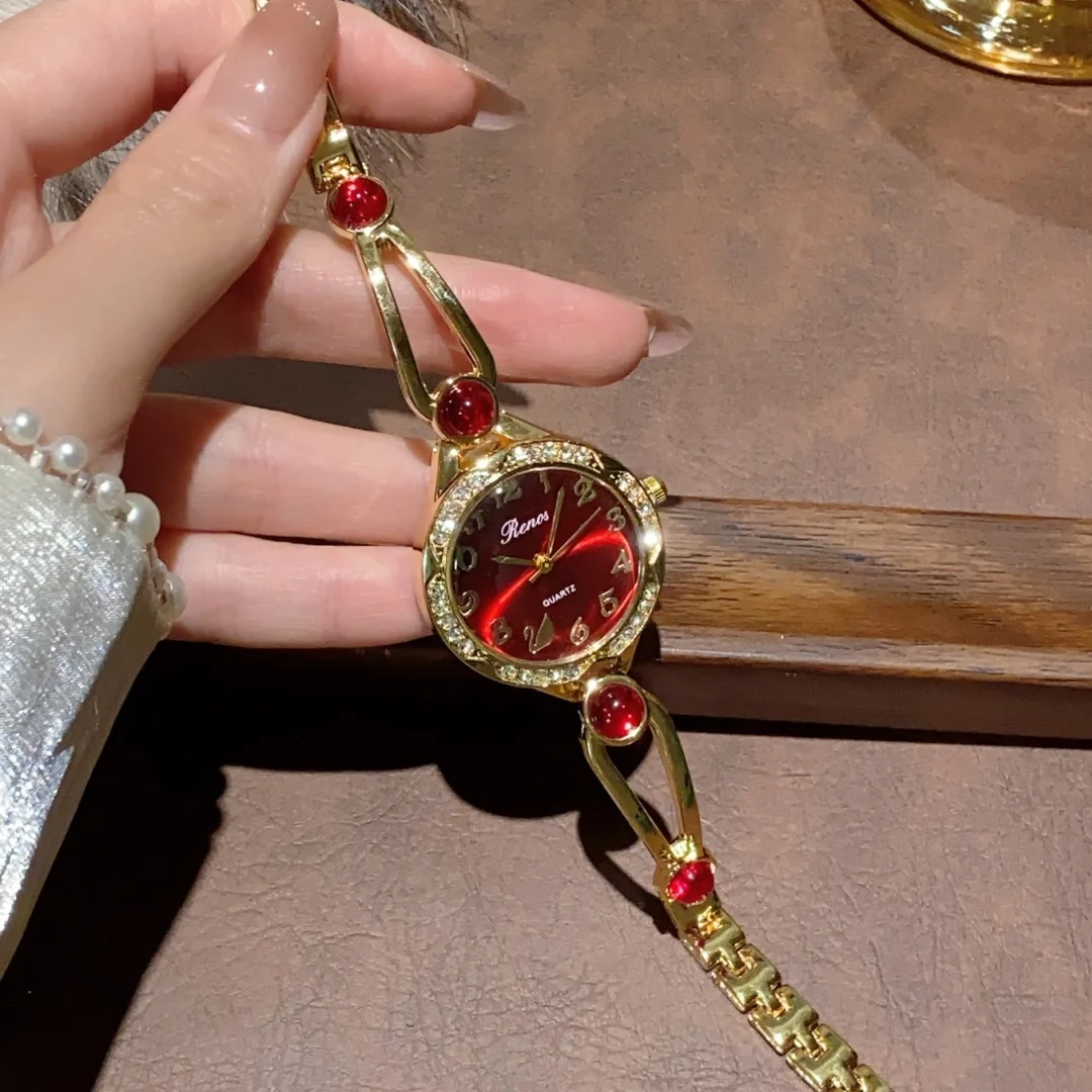 Round Dial Ladies Quartz Watch Fashionable Rhinestone  display picture 1