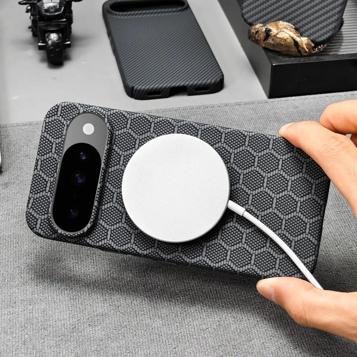 Magnetic Kevlar Carbon Fiber Textured Drop-Proof Phone Case