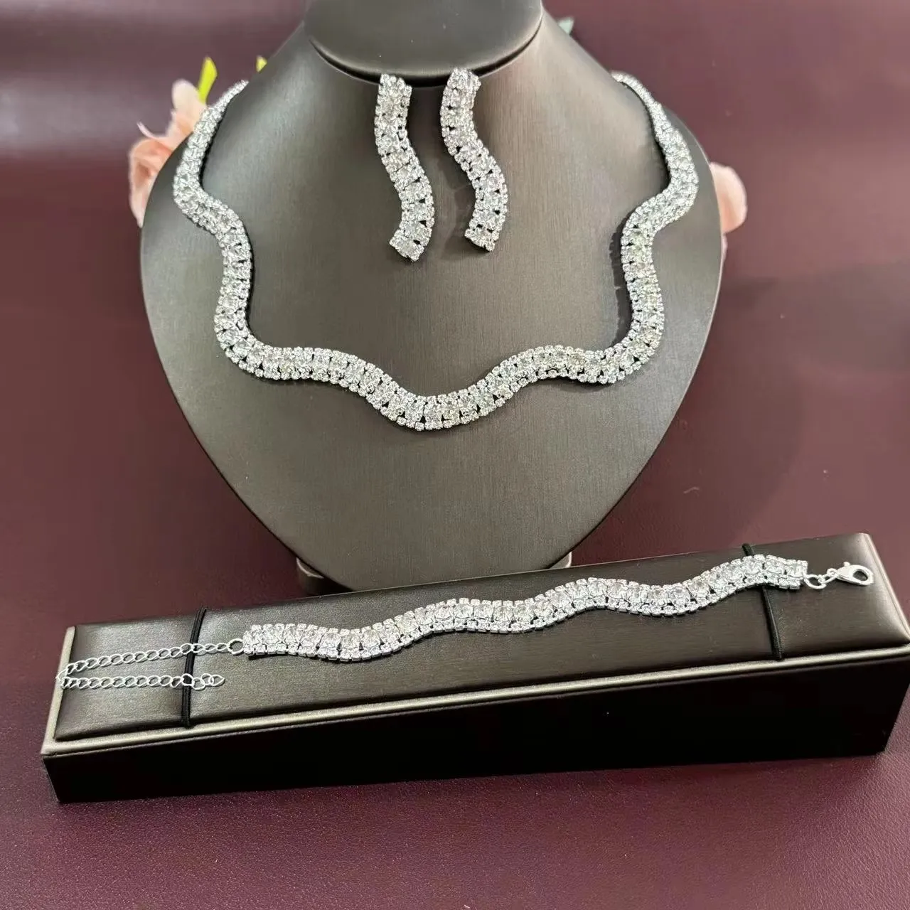 Conjunto de 4 piezas de joyería de lujo minimalista y elegante para mujer, ideal para bodas, banquetes y fiestas. S65469a7ceea346e4a7537d212e229a3cq
