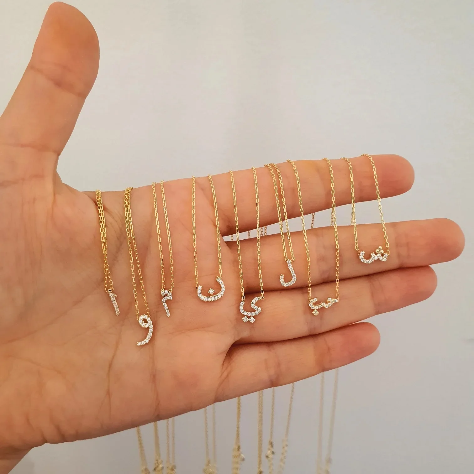 جودة عالية الذهب اللون أزياء المرأة مجوهرات الحد الأدنى مايكرو معبد 5A تشيكوسلوفاكيا لطيف العربية إلكتروني الأبجدية قلادة